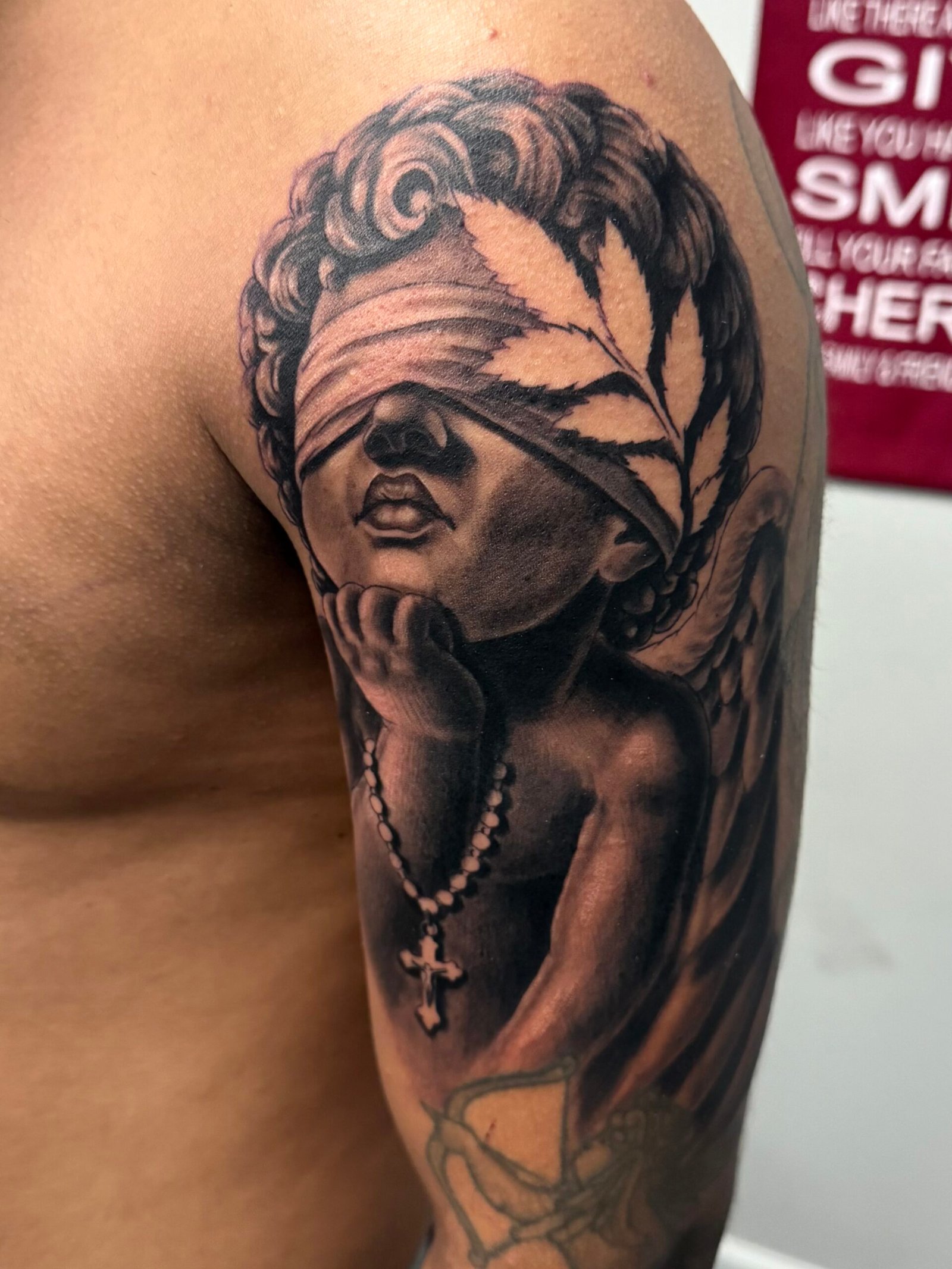 Tatuaje de ángel realizado por Omar Barron