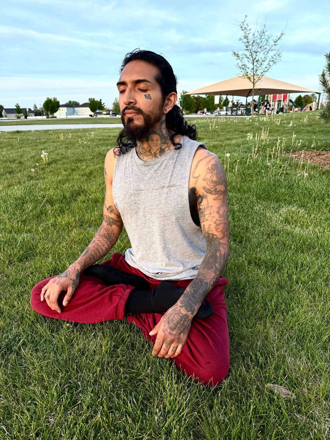 Omar Barron meditando en la naturaleza