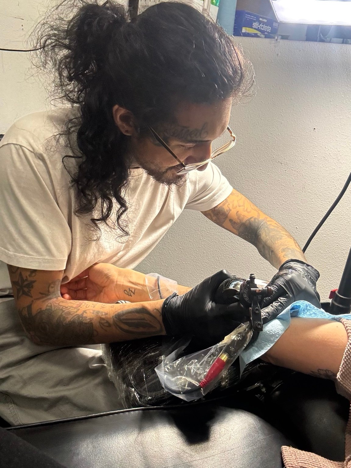Omar Barron tatuando